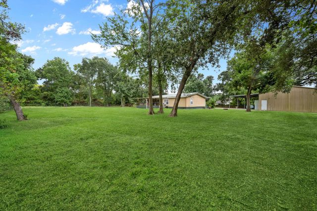 210 N 10th Street, Highlands, TX 77562