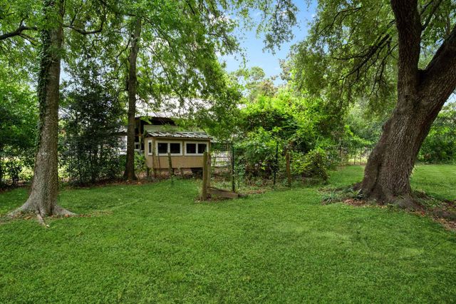 210 N 10th Street, Highlands, TX 77562