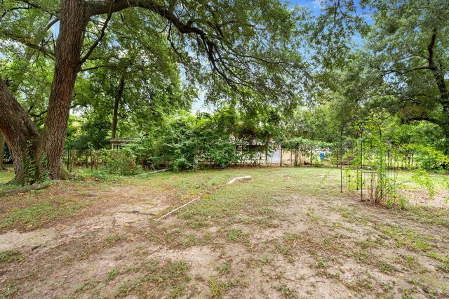 210 N 10th Street, Highlands, TX 77562