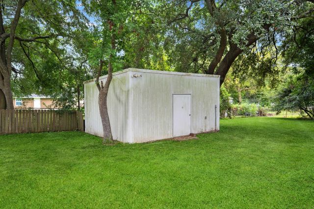 210 N 10th Street, Highlands, TX 77562