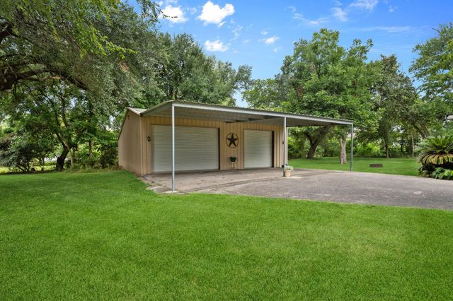 210 N 10th Street, Highlands, TX 77562