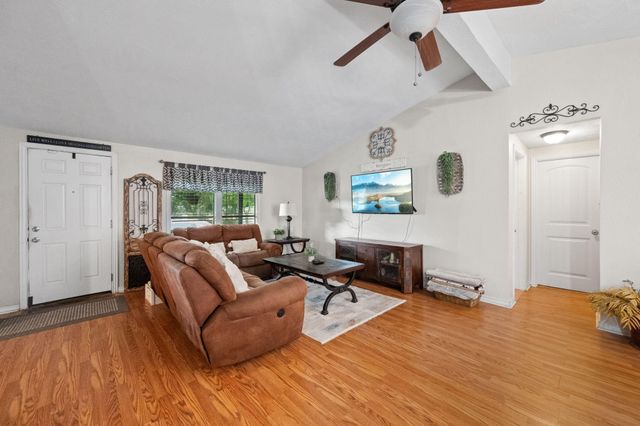 210 N 10th Street, Highlands, TX 77562