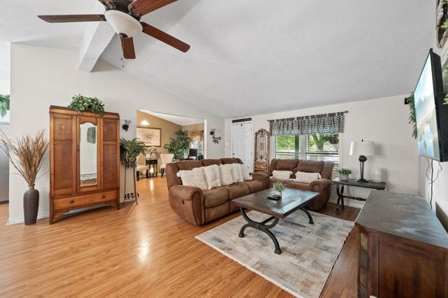 210 N 10th Street, Highlands, TX 77562