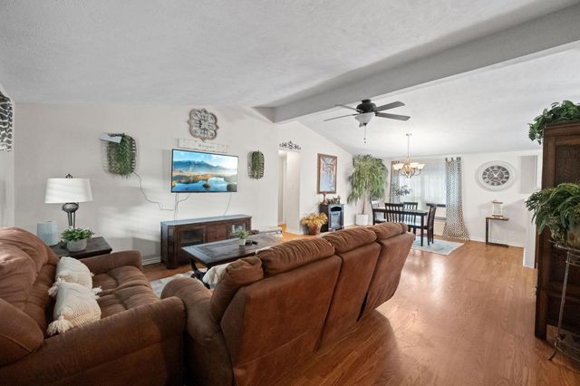210 N 10th Street, Highlands, TX 77562