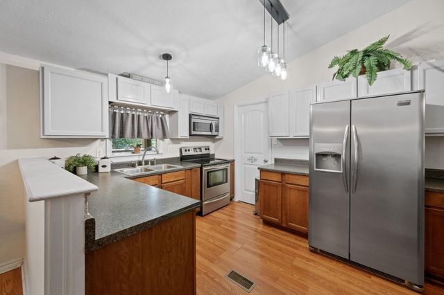 210 N 10th Street, Highlands, TX 77562
