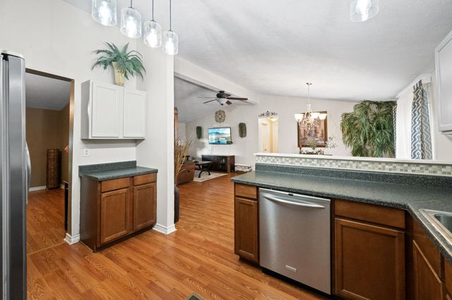 210 N 10th Street, Highlands, TX 77562
