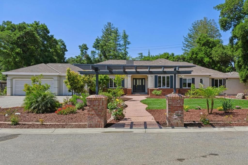 Image 2 of property listing at 20041 Heritage Oak, Saratoga, CA 95070