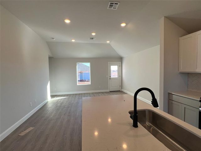 940 S Bear Lane, Mustang, OK 73064