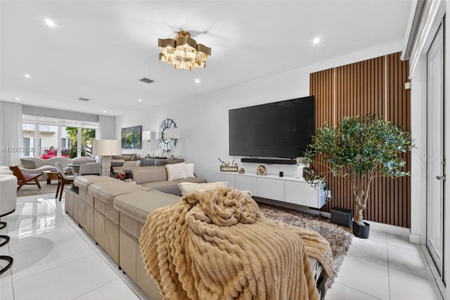 10363 NW 63rd Ter, Doral, FL 33178