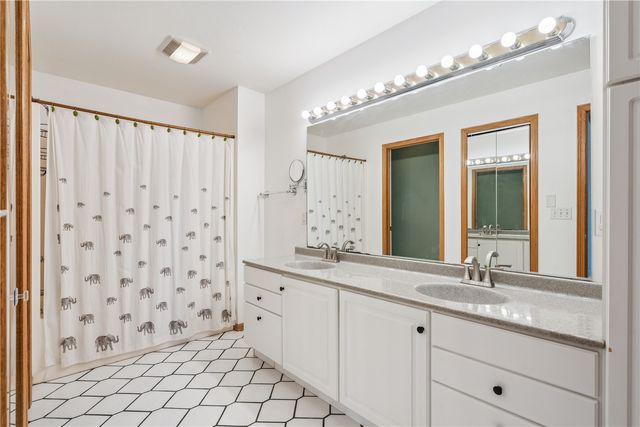 1319 Ashford Court NE, Cedar Rapids, IA 52402