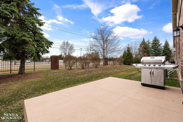 49111 Charnwood Drive, Macomb, MI 48042