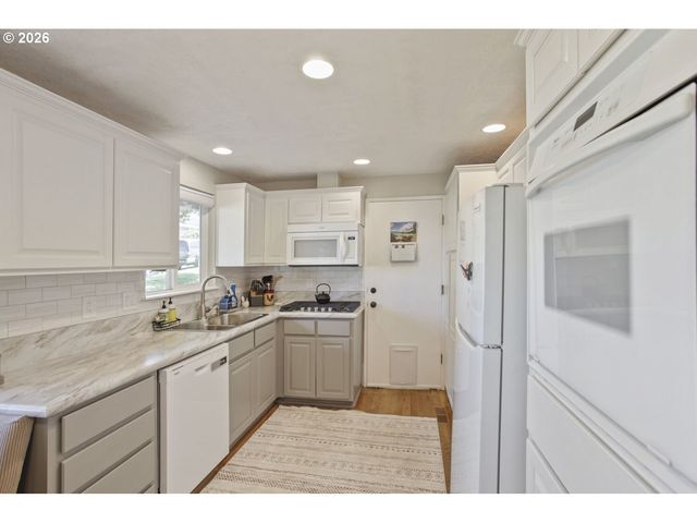 5048 Sw CORONADO St, Portland, OR 97219