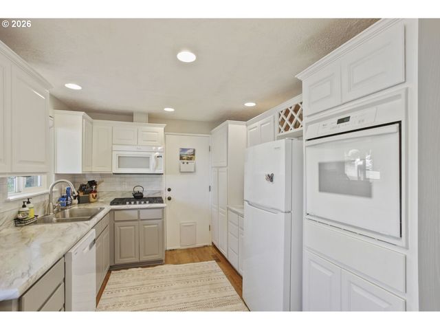 5048 Sw CORONADO St, Portland, OR 97219
