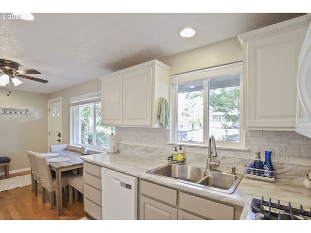 5048 Sw CORONADO St, Portland, OR 97219