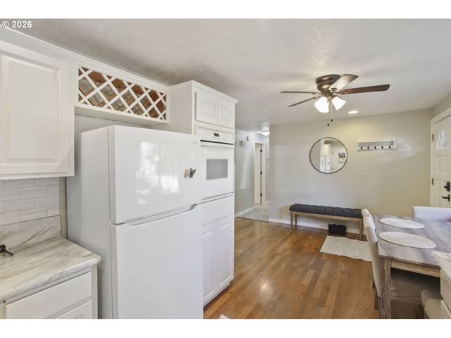 5048 Sw CORONADO St, Portland, OR 97219