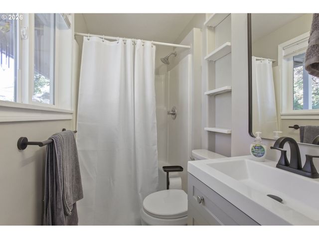 5048 Sw CORONADO St, Portland, OR 97219