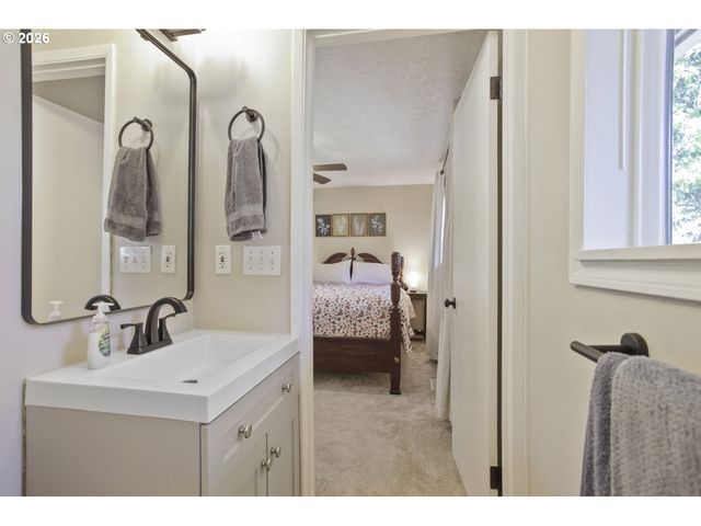 5048 Sw CORONADO St, Portland, OR 97219