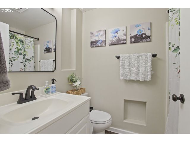 5048 Sw CORONADO St, Portland, OR 97219