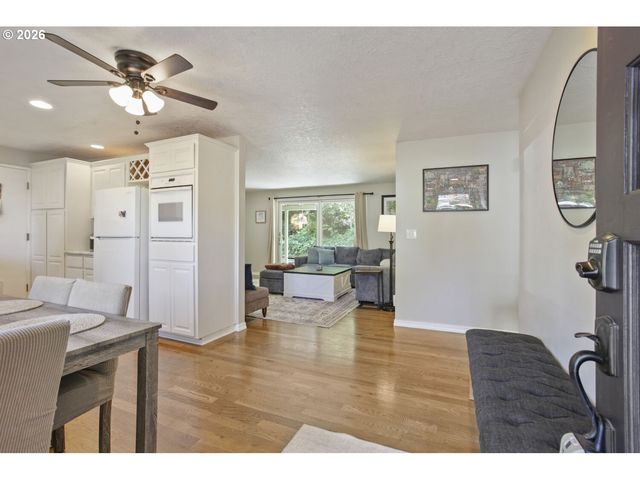 5048 Sw CORONADO St, Portland, OR 97219