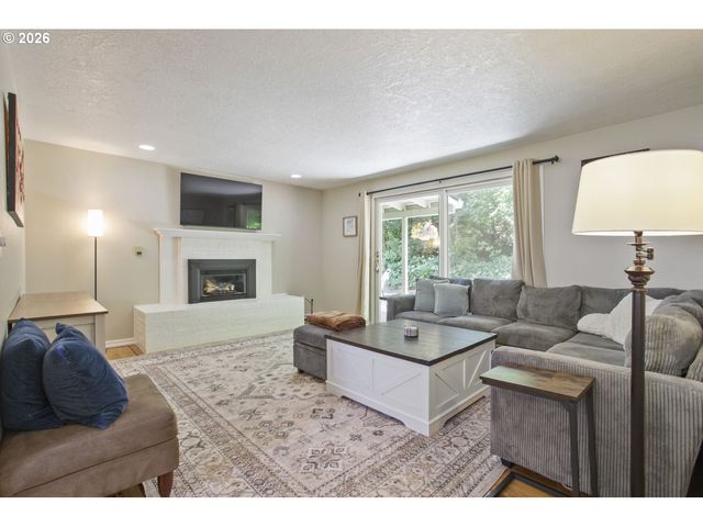 5048 Sw CORONADO St, Portland, OR 97219