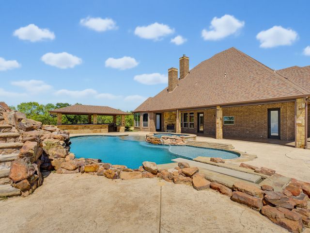 189 Hlavek Road, Decatur, TX 76234