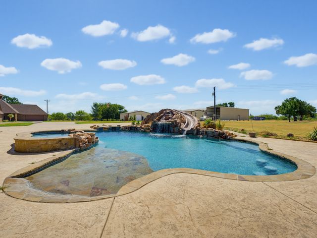 189 Hlavek Road, Decatur, TX 76234