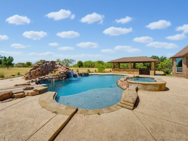 189 Hlavek Road, Decatur, TX 76234