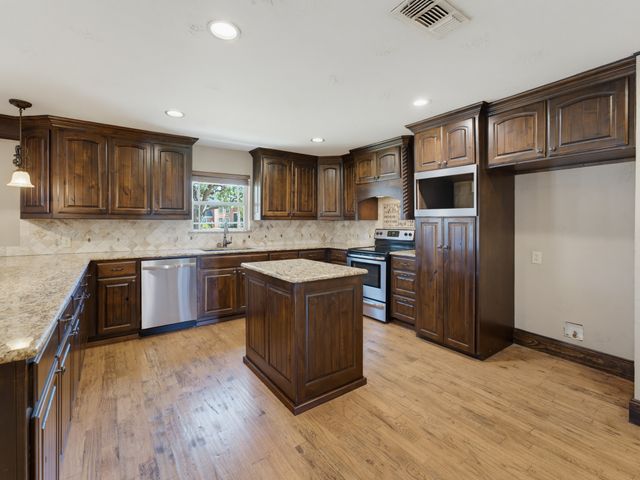189 Hlavek Road, Decatur, TX 76234