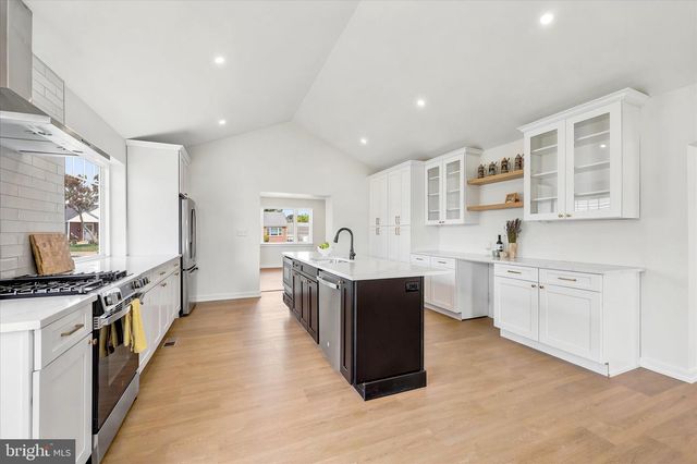 8 JAMES RD, Broomall, PA 19008