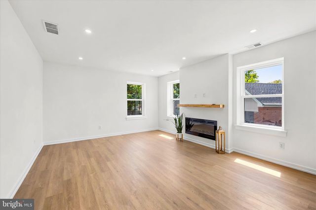 8 JAMES RD, Broomall, PA 19008