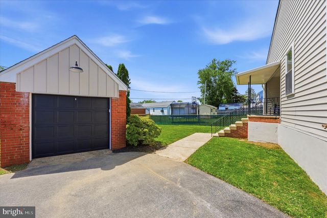 8 JAMES RD, Broomall, PA 19008