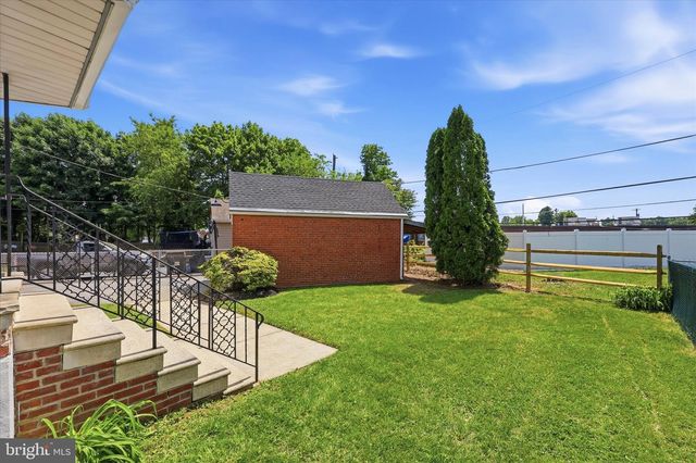 8 JAMES RD, Broomall, PA 19008