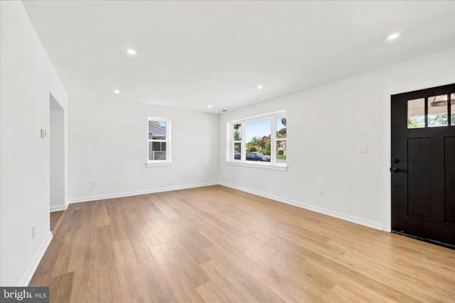8 JAMES RD, Broomall, PA 19008