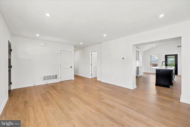 8 JAMES RD, Broomall, PA 19008