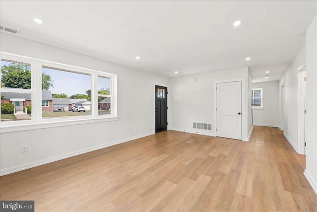 8 JAMES RD, Broomall, PA 19008