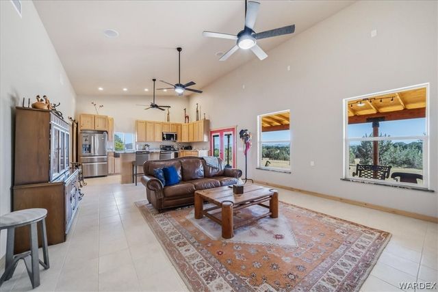 10374 E Happy Trails Road, Kingman, AZ 86401