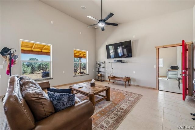 10374 E Happy Trails Road, Kingman, AZ 86401