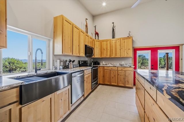 10374 E Happy Trails Road, Kingman, AZ 86401