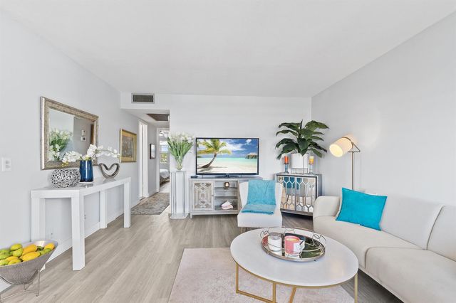 4064 Cornwall D, Boca Raton, FL 33434