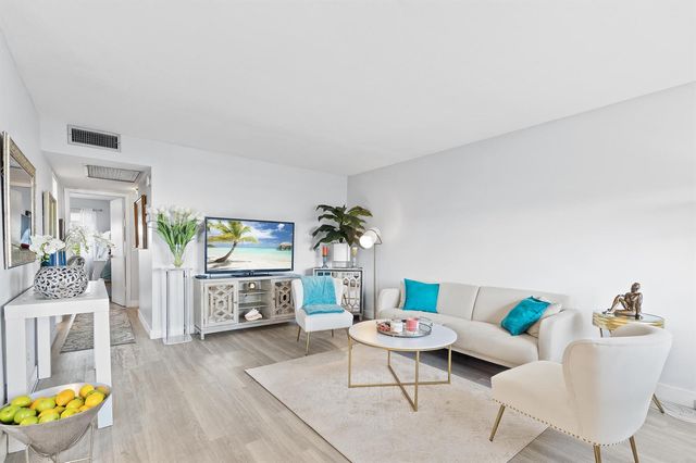 4064 Cornwall D, Boca Raton, FL 33434
