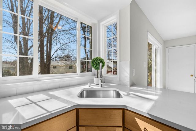 9101 BLUE JUG LNDG, Burke, VA 22015