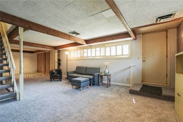 327 Parkland Drive SE, Cedar Rapids, IA 52403