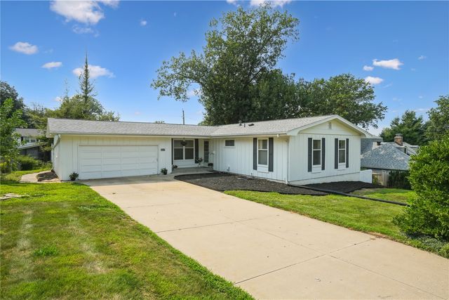 327 Parkland Drive SE, Cedar Rapids, IA 52403