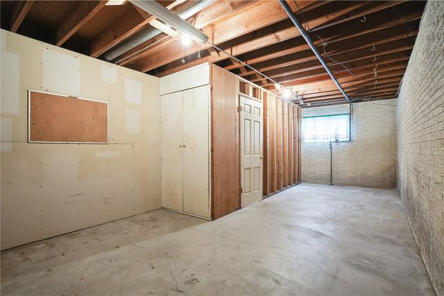 327 Parkland Drive SE, Cedar Rapids, IA 52403
