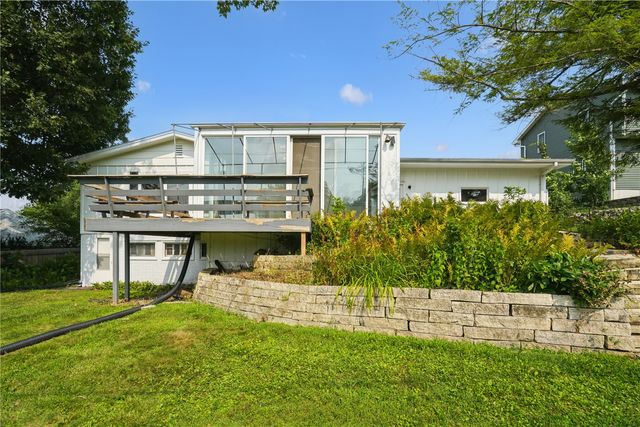 327 Parkland Drive SE, Cedar Rapids, IA 52403