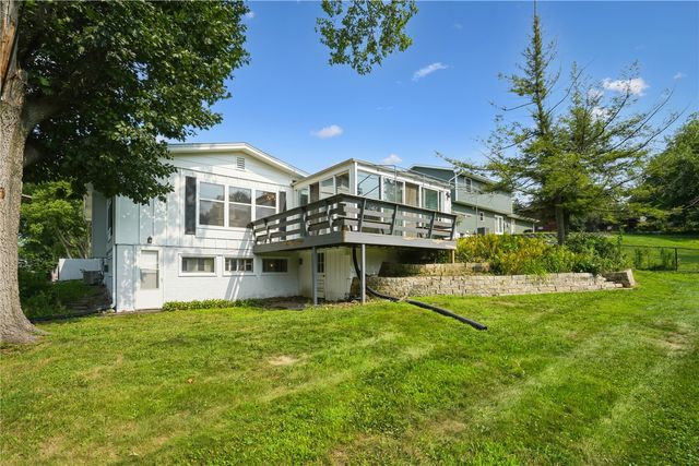 327 Parkland Drive SE, Cedar Rapids, IA 52403