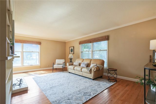 327 Parkland Drive SE, Cedar Rapids, IA 52403