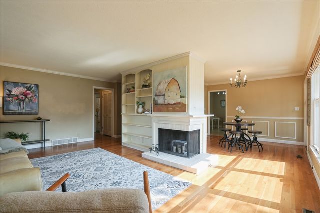327 Parkland Drive SE, Cedar Rapids, IA 52403
