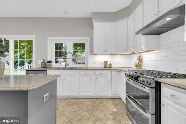 8622 LARKVIEW LN, Fairfax Station, VA 22039