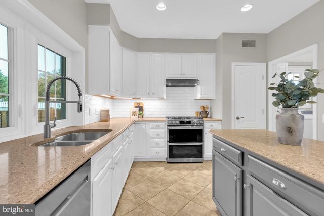 8622 LARKVIEW LN, Fairfax Station, VA 22039